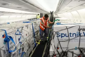 Llegarn ms vacunas al pas: 800 mil dosis de Sputnik V arribarn esta noche para reforzar el plan oficial