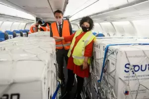 Lleg� un vuelo de Aerol�neas Argentinas con otras 800 mil dosis de la vacuna Sputnik V