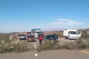 Vecinos cortaron la ruta 40 en reclamo por trabajo en YMAD