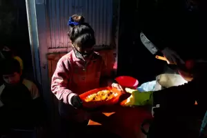 Pobreza en la Argentina: uno de cada tres hogares de clase media no llega a cubrir una canasta bsica