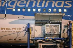 Arriban a la Argentina 800 mil dosis de Sinopharm de China