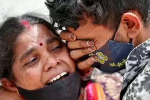 India y su tragedia sanitaria: ms de 300 mil casos diarios de coronavirus desbordan los hospitales