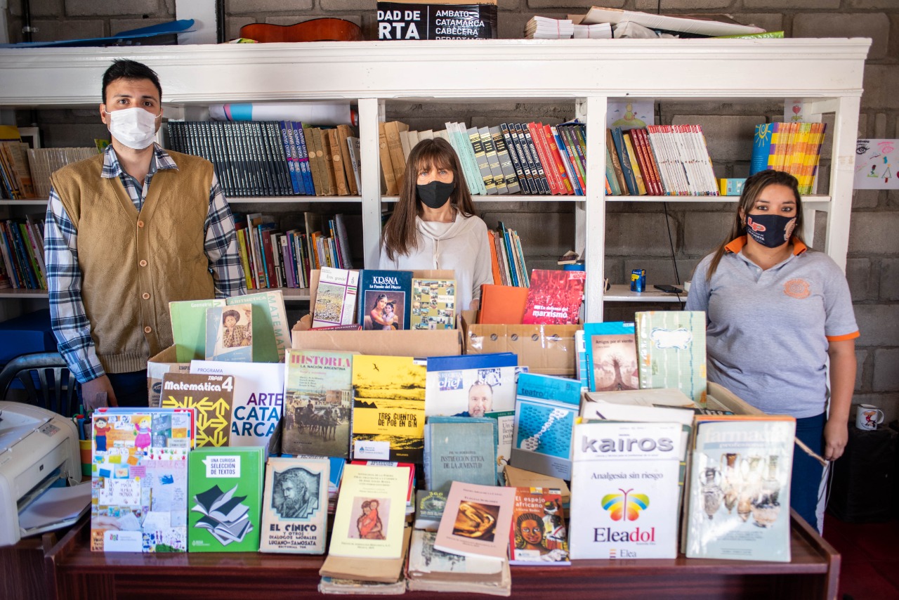 Donación de libros para biblioteca municipal de La Puerta - La Unión ...