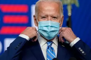 Biden busca desesperado su barbijo durante un discurso a pesar de estar vacunado y al aire libre