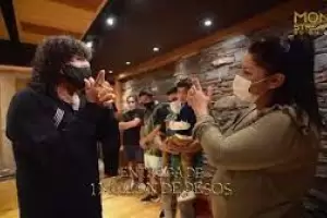 La van a reventar o van a invertir?: el momento en que La Mona entreg el milln de pesos a sus fans