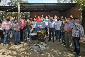 Cuestionan a Manzur por asistir a una reuni�n cerrada y sin distanciamiento con dirigentes del PJ