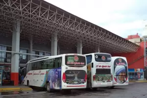 Choferes de la empresa 25 de Agosto reclaman la demora en el pago de haberes: se mantienen en estado de alerta