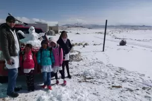 Lleg la nieve a La Angostura y las clases se tieron de blanco