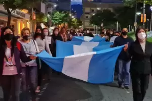 En la previa del paro, docentes del IES Chavarra marcharon contra la supresin de cargos