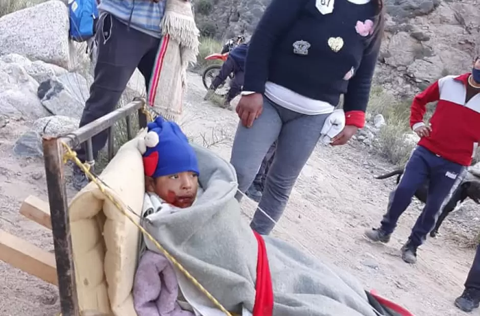 El menor accidentado y su penoso traslado desde El Tolar