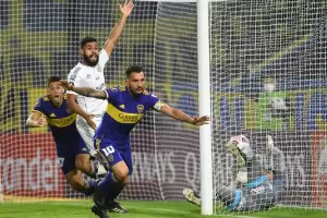 Boca visita al Santos para acercarse a cuartos de la Copa Libertadores: hora, TV y formaciones