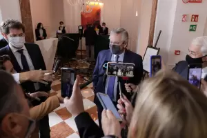 Alberto Fern�ndez arrib� al pa�s luego de su gira europea