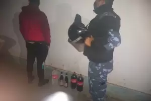 Multan a dos personas y secuestran un auto por circular fuera del horario permitido