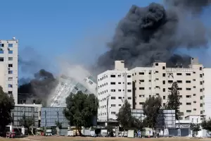 Israel bombarde un edificio donde funcionaban medios de prensa internacionales en Gaza