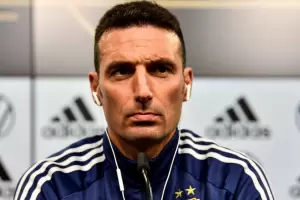 En medio de su homenaje, Lionel Scaloni fren a un hincha que apunt contra el Pollo Vignolo