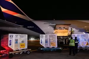 Arribaron ms de 650.000 dosis de Astrazeneca y esta tarde llegan ms vacunas Sputnik V