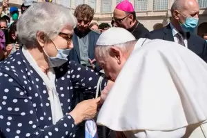 Francisco recibi a una sobreviviente del Holocausto y bes el nmero de prisionera que le tatuaron a los 3 aos
