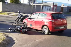 Una moto y un auto protagonizaron un siniestro vial en la Capital