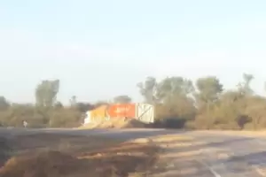 Un camionero protagoniz un violento vuelco sobre la ruta 157