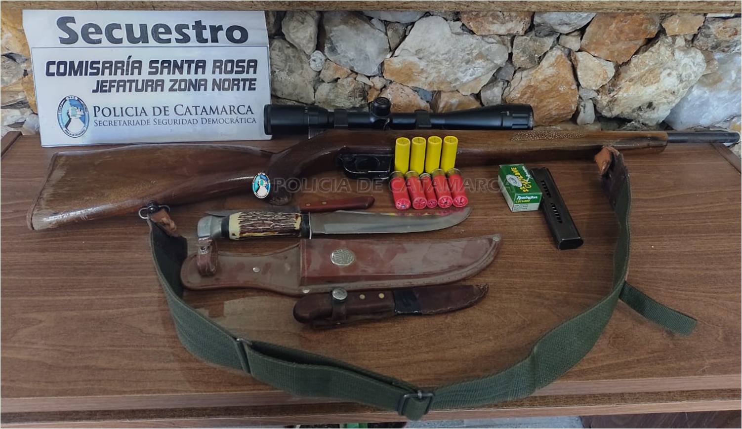 Lo pararon en un control caminero y descubrieron que llevaba un arma ...