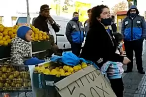 VIDEO: quisieron secuestrar mercadera a una mujer que venda limones junto a sus hijos