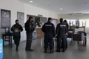 Clausuraron el bar de un sanatorio de la Capital por incumplir las restricciones