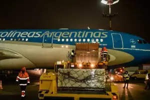 Lleg a Mosc el vuelo que traer el reactivo para la fabricacin local de la Sputnik V y ms dosis