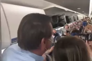 Genocida!: pasajeros abuchearon a Bolsonaro arriba de un avin