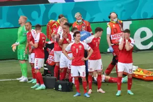 Conmoci�n: un jugador de Dinamarca se desplom� en el partido de la Eurocopa y le realizan reanimaci�n cardiopulmonar