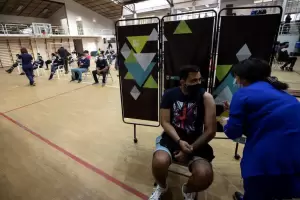 Chile tambin suspende la segunda dosis de AstraZeneca en hombres menores de 45 aos y la reemplazar con Pfizer