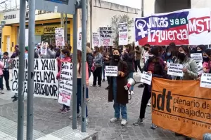 Protesta contra Daniel Zelaya frente al Concejo Deliberante de la Capital