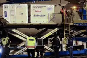 Parten el fin de semana dos vuelos a China para buscar 2 millones de vacunas Sinopharm