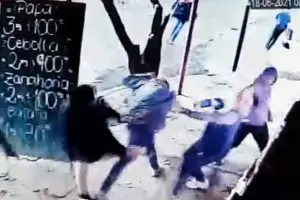 VIDEO: Batalla campal en una verdulera tras un intento de robo