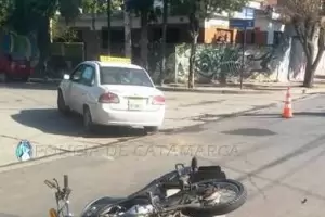 Capital: dos heridos tras un choque entre un taxi y una moto