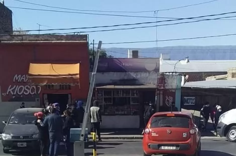 Ayer, los familiares reclamaron a la salida del centro asistencial