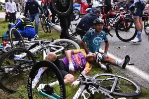 VIDEO: una fan�tica provoc� un masivo accidente en la primera etapa del Tour de Francia