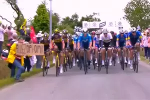 La misteriosa mujer que gener� un caos en el Tour de Francia: qu� dec�a el cartel que provoc� el accidente