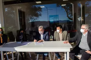 Jalil firm� convenio con Pom�n para construir el nuevo hospital