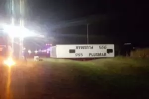 Volc un micro en Chascoms: hay dos muertos y 40 heridos