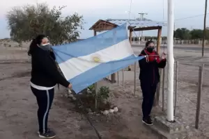 Estudiantes izan la Bandera en el mstil de la Vieja Estacin de Tren de Sijn