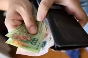 El ingreso promedio de los argentinos es de $25.284 y viene perdiendo por paliza contra la inflacin