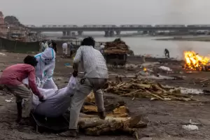 Horror en India: cientos de cadveres aparecieron flotando por la crecida de un ro