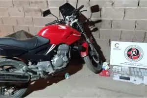 Tras allanamientos detienen a dos personas, secuestran droga y una moto