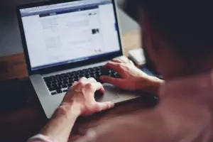 Intent vender un terreno por Facebook y fue vctima de una estafa