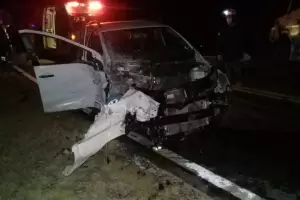 La C�bila: violento choque entre un auto y un cami�n