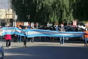 Cansados de los cortes de luz, vecinos se movilizaron para pedir mejoras en el servicio