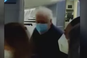 Gins Gonzlez Garca volvi al pas y fue increpado por pasajeros