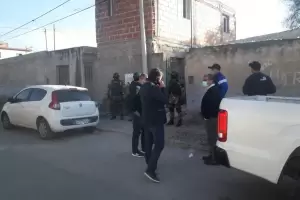 Grave: en un procedimiento antidrogas encontraron 60 frascos semi vacos de vacunas