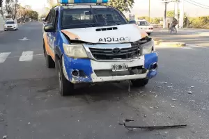 Choque en Avda. Pte. Castillo: mvil policial esquiv una moto y termin chocando una camioneta