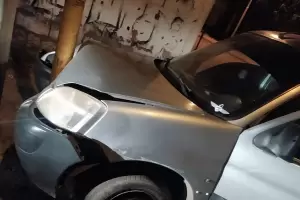 Perdi el control y termin contra un poste de luz